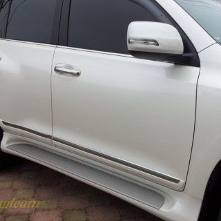 Пороги Toyota Land Cruiser Prado-150 (Lexus Still) белые.